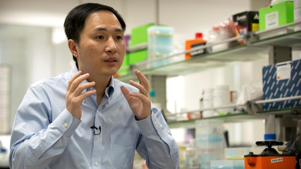 Un om de stiinta chinez care a creat copii modificati genetic a fost condamnat la 3 ani de inchisoare