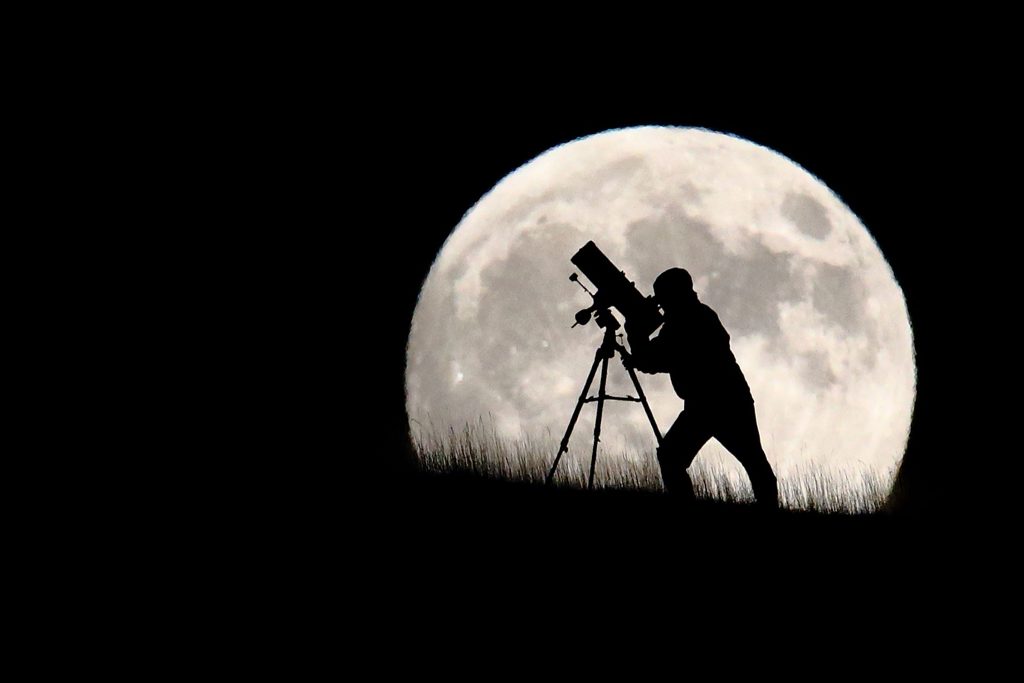 vacanta suprema pe luna