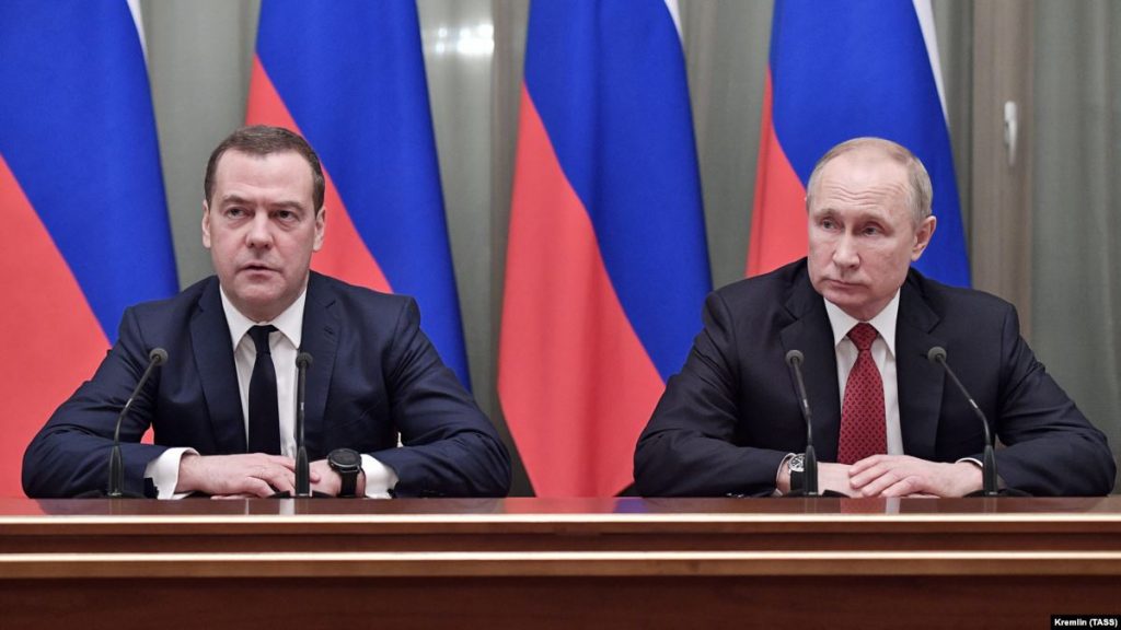 Intregul guvern al Rusiei demisioneaza datorita schimbarii de putere propuse de Putin, anunta premierul Dmitri Medvedev