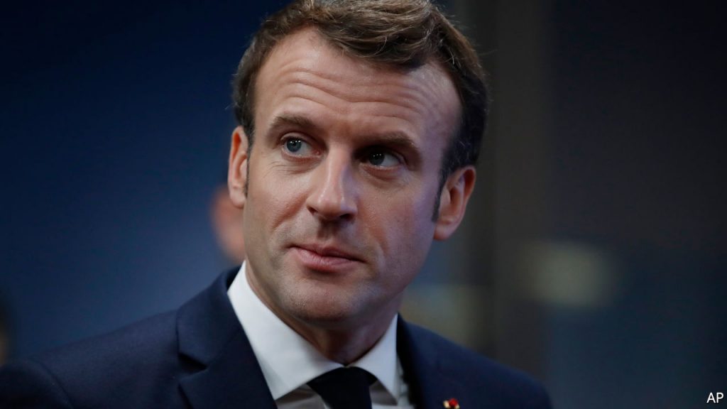 Emmanuel Macron a fost evacuat de la o piesa de teatru, dupa ce cladirea a fost inconjurata de protestatari