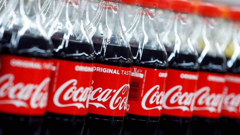 Motivul stupid pentru care Coca-Cola refuza sa renunte la sticlele de plastic