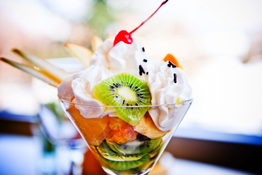 salata de fructe cu rom
