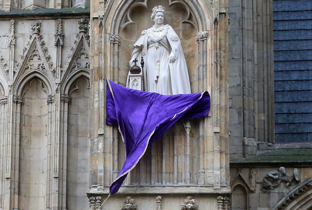 prima statuie cu Regina Elisabeta