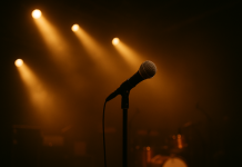 Ozzy Osbourne a murit la 76 de ani – „Prințul Întunericului” părăsește scena pe 22 iulie 2025 microfon la care nu canta nimeni pe o scena rock