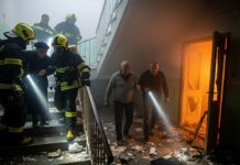 UPDATE: Explozie urmată de incendiu într-un apartament din Timişoara: trei răniți, zeci de locatari evacuaţi