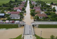 Zeci de oameni, izolați în județul Neamț din cauza inundațiilor