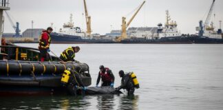 UPDATE: A fost recuperat trupul neînsuflețit al unuia dintre marinarii de pe remorcherul scufundat în Portul Midia
