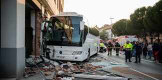 Accident grav în Spania: Un autocar cu muncitori sezonieri a intrat într-o clădire în Lleida, 46 de persoane fiind rănite
